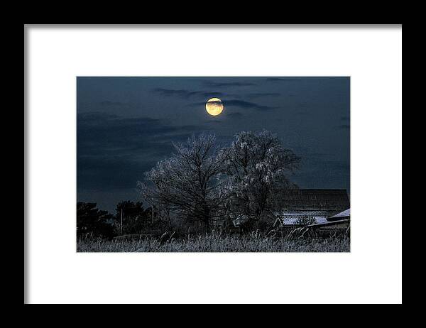 Winter Framed Print featuring the photograph Winter Morning Moon by Kim Lessel