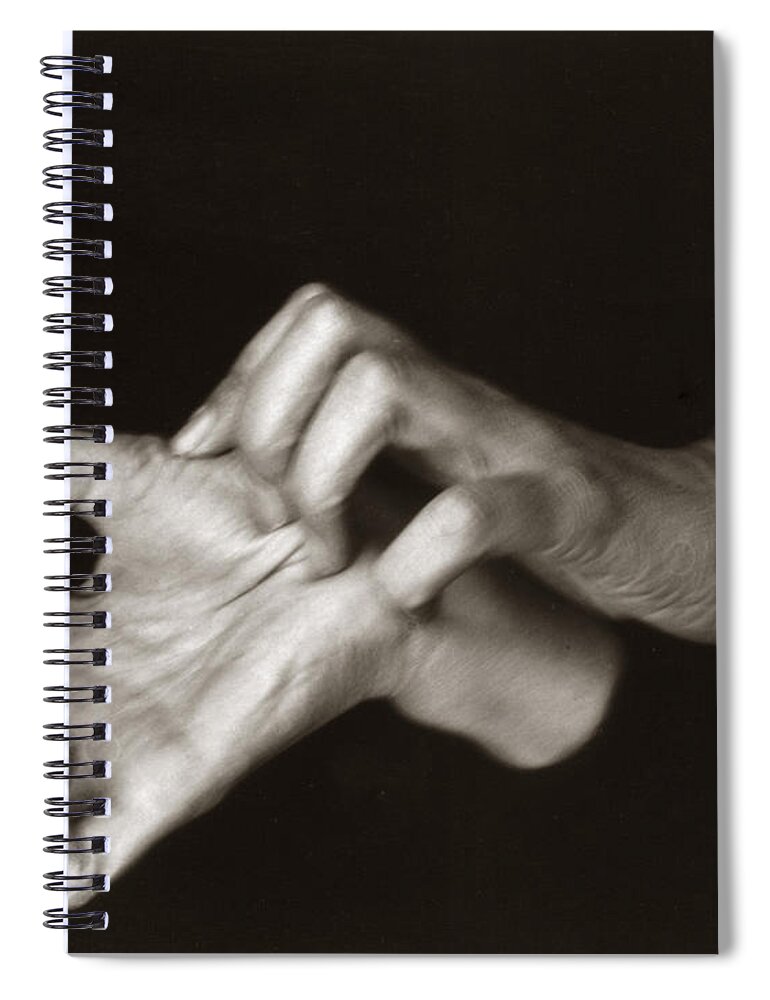 1918 Spiral Notebook featuring the photograph Georgia Okeeffe (1887-1986) by Granger