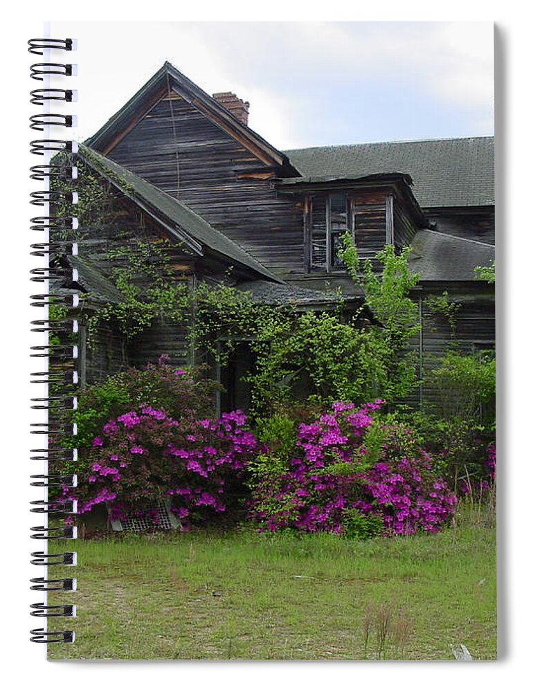 Mansion Spiral Notebook featuring the photograph Old Mansion by Quwatha Valentine
