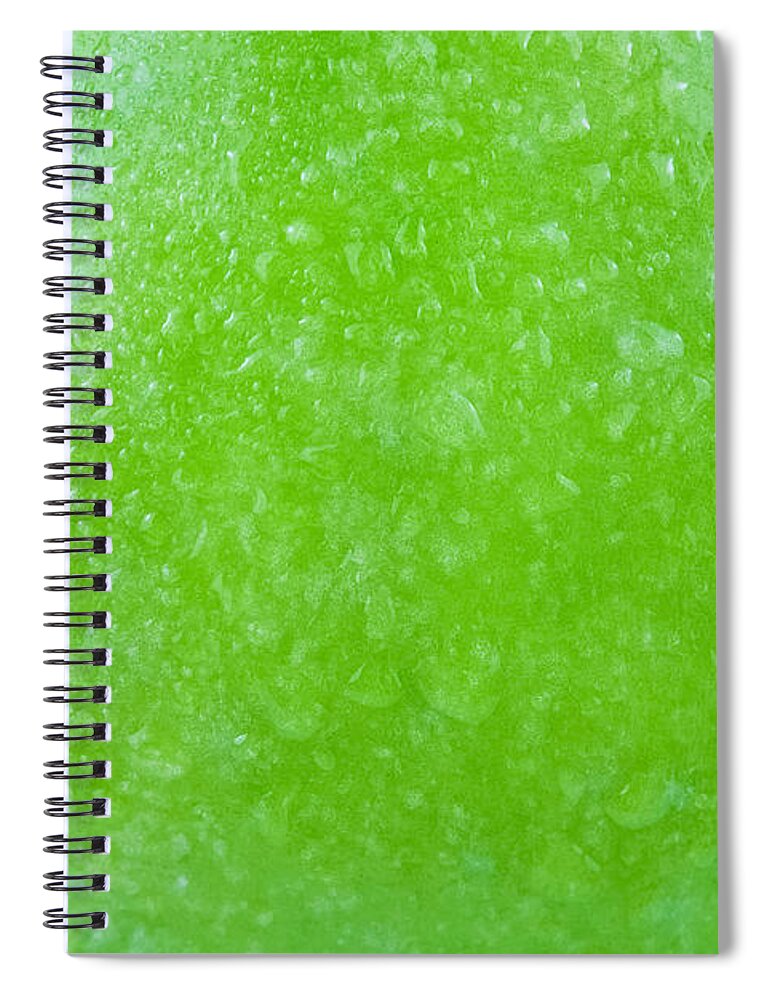 Chiếc sổ tay xoắn in hình quả táo xanh có vẻ ngoài nổi bật và cực kỳ độc đáo. Hãy cùng mở ra trang giấy đó và cảm nhận chất liệu vải lụa nhẹ nhàng và sự sang trọng của chiếc sổ tay ấy!