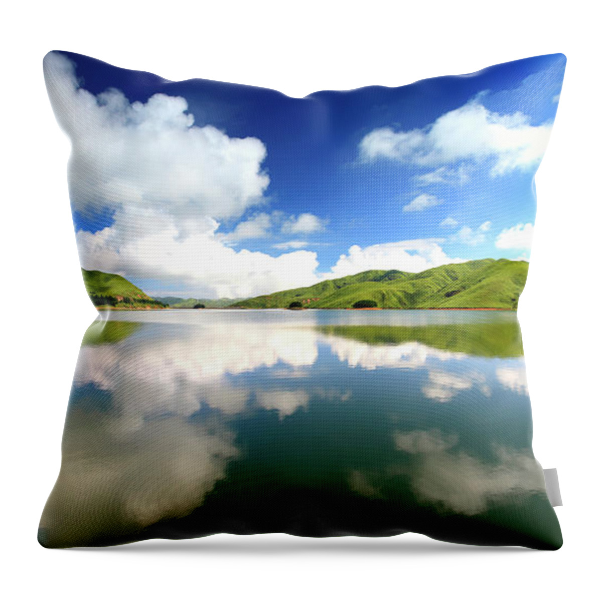 Water's Edge Throw Pillow featuring the photograph Heavenly Lake In Quanzhou by Bihaibo