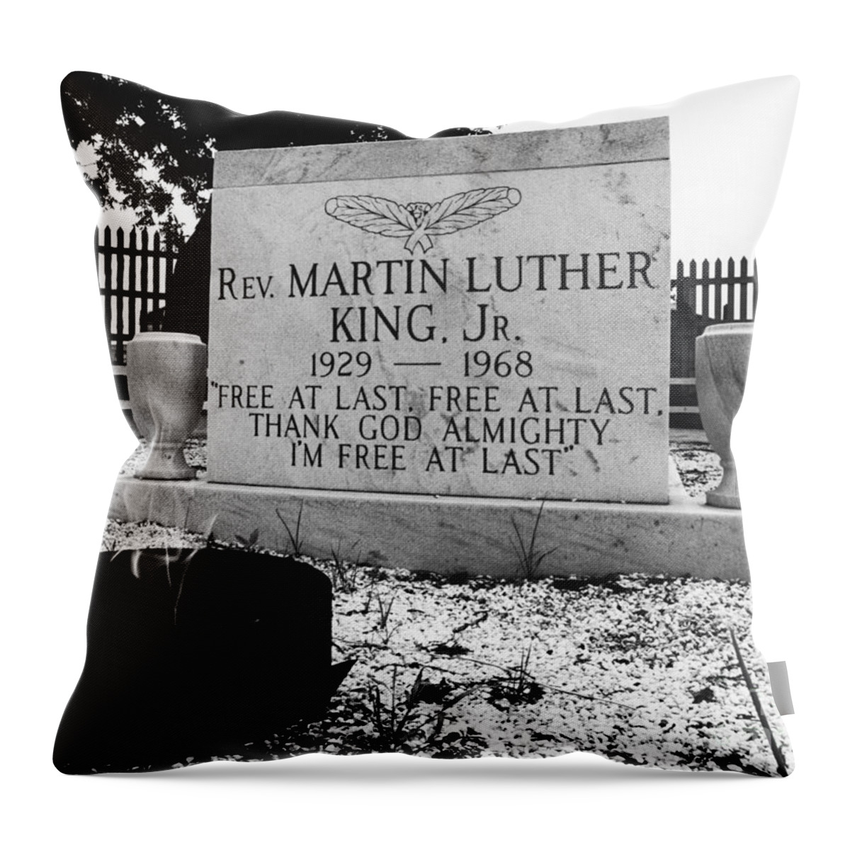 Martin Luther King Throw Pillow featuring the photograph Mlks Original Grave by Tom McHugh