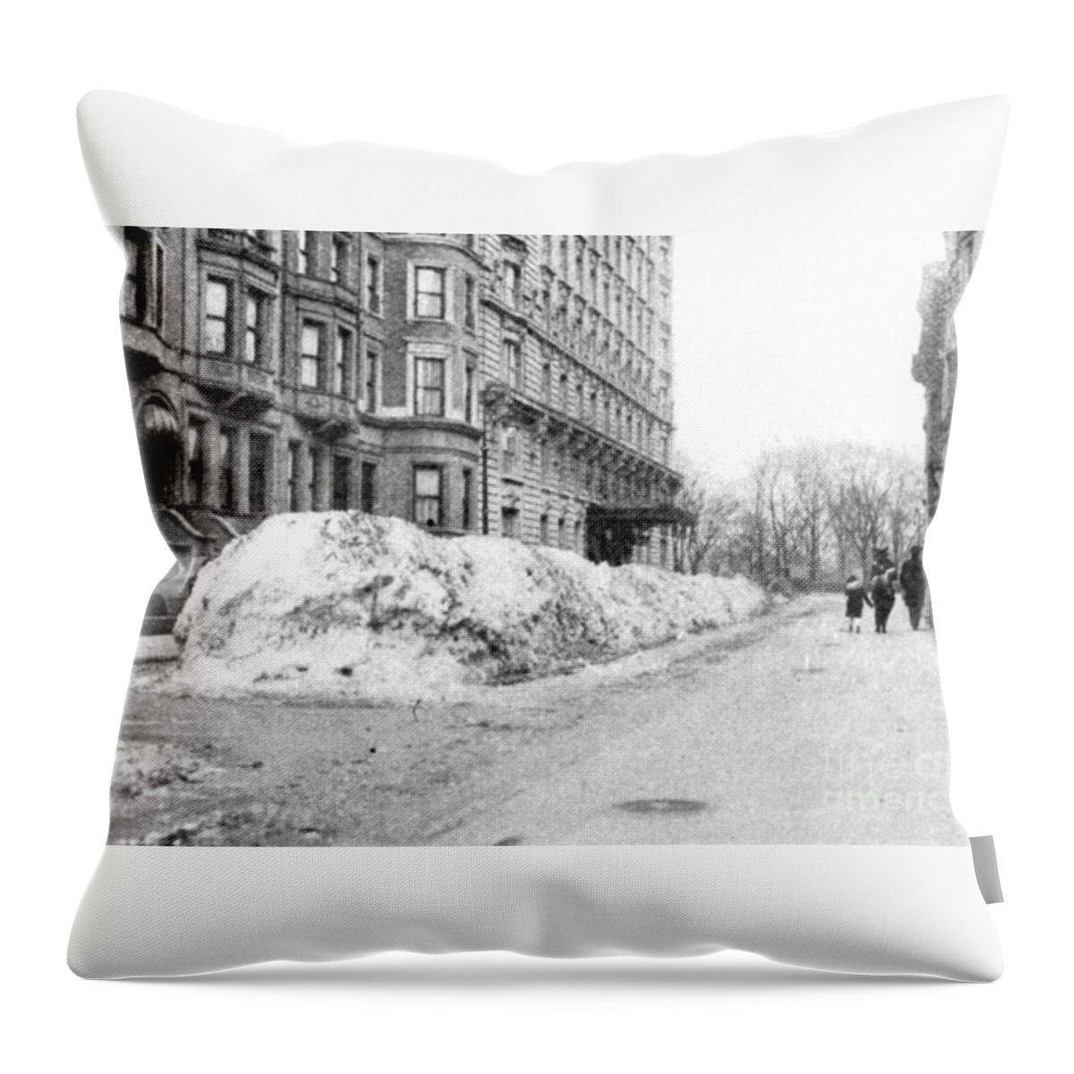 Science Throw Pillow featuring the photograph Snow Removal, Nyc, 1915 by Science Source
