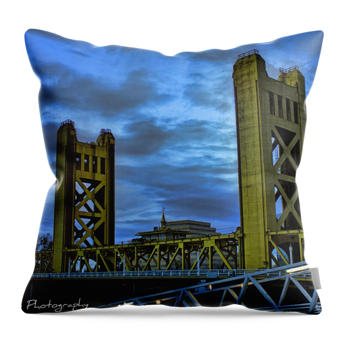 Sacramento Throw Pillow featuring the photograph Tower Bridge Sunrise by Randy Wehner