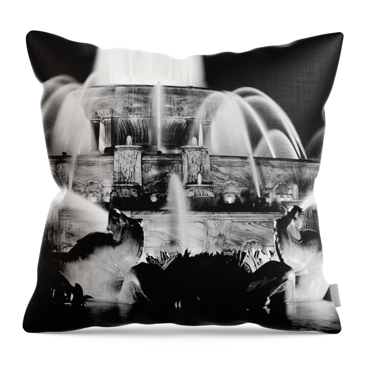 Buckingham Fountain Throw Pillow featuring the photograph Buckingham Fountain at Night #1 by Laura Kinker