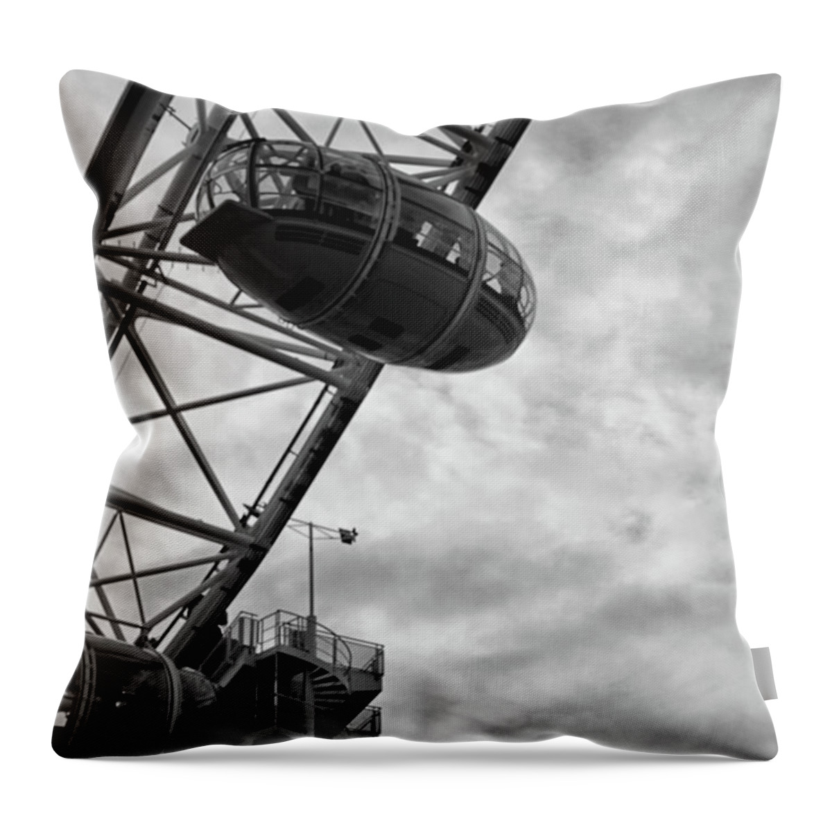 London Throw Pillow featuring the photograph The London Eye #1 by Martin Newman
