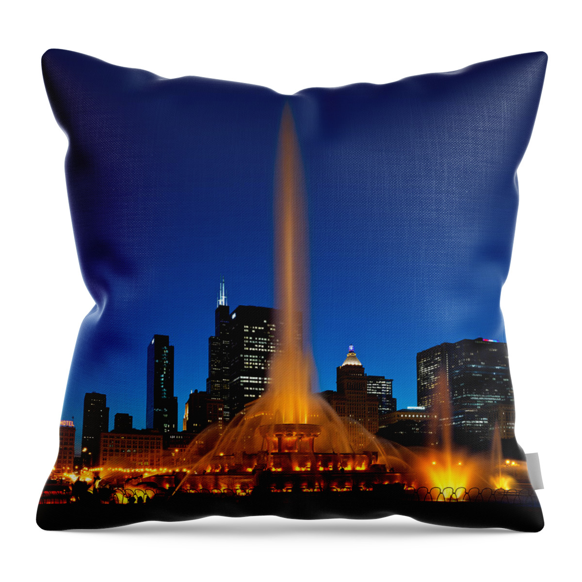 Chicago Throw Pillow featuring the photograph Buckingham Fountain Nightlight Chicago by Steve Gadomski