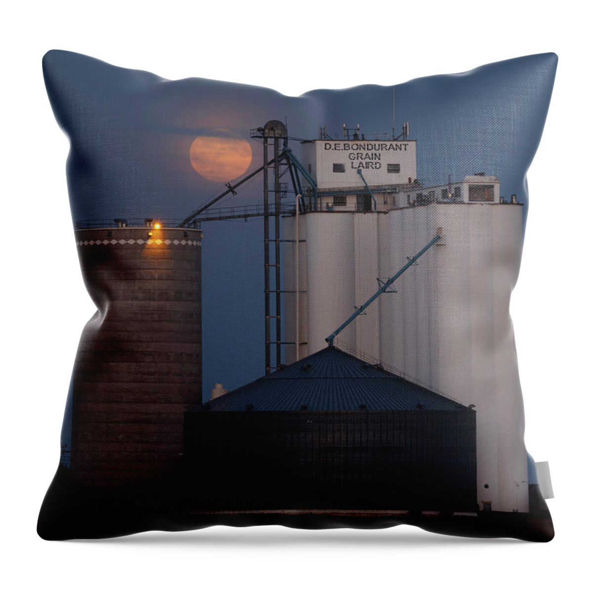 Kansas Throw Pillow featuring the photograph Moonrise at Laird -01 by Rob Graham