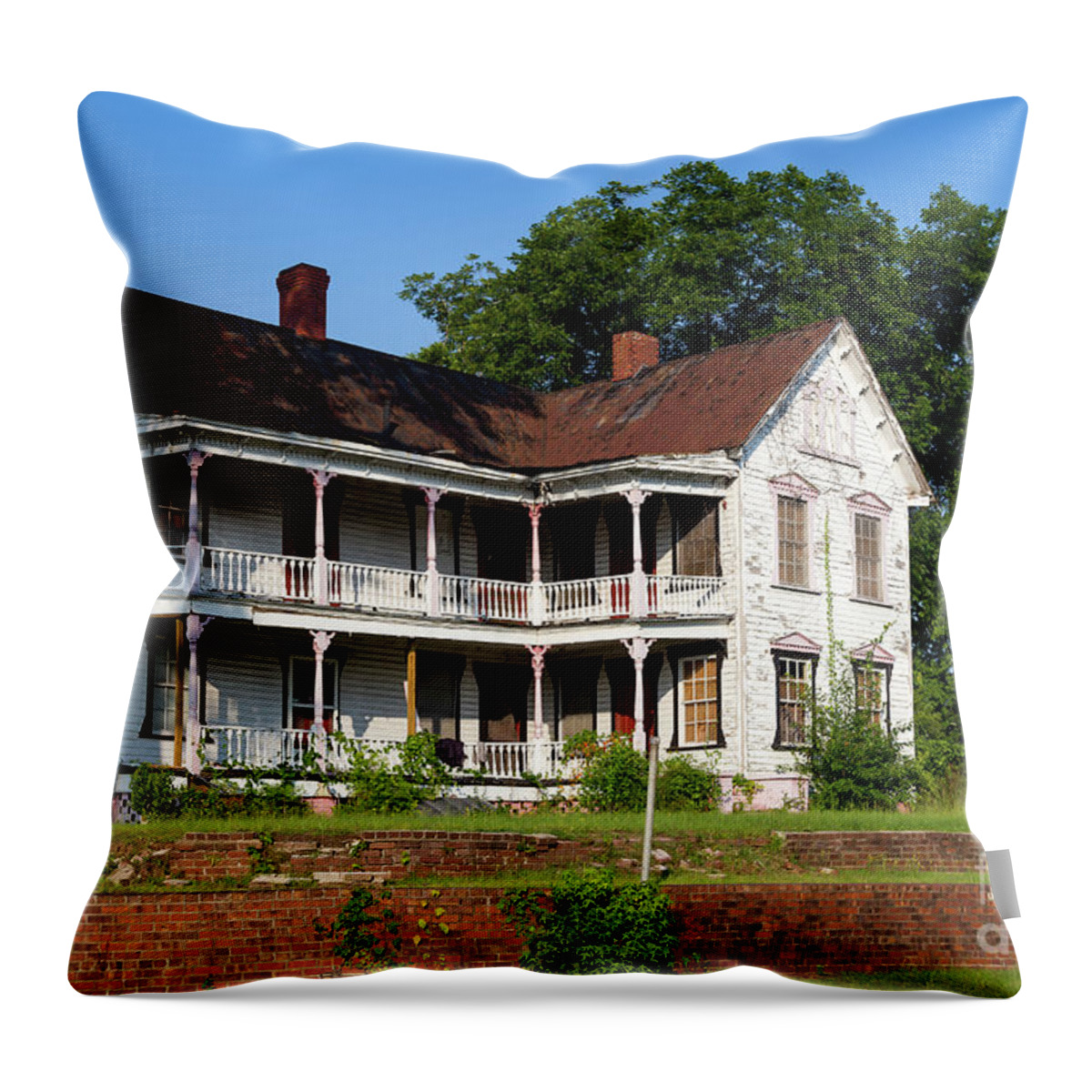 Shull House Throw Pillow featuring the photograph Old Shull Mansion by Charles Hite