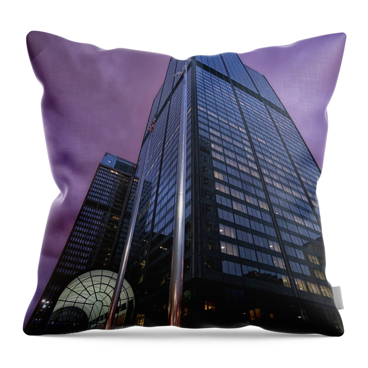 Chicago Throw Pillow featuring the photograph Willis Sears Tower at dusk by Izet Kapetanovic
