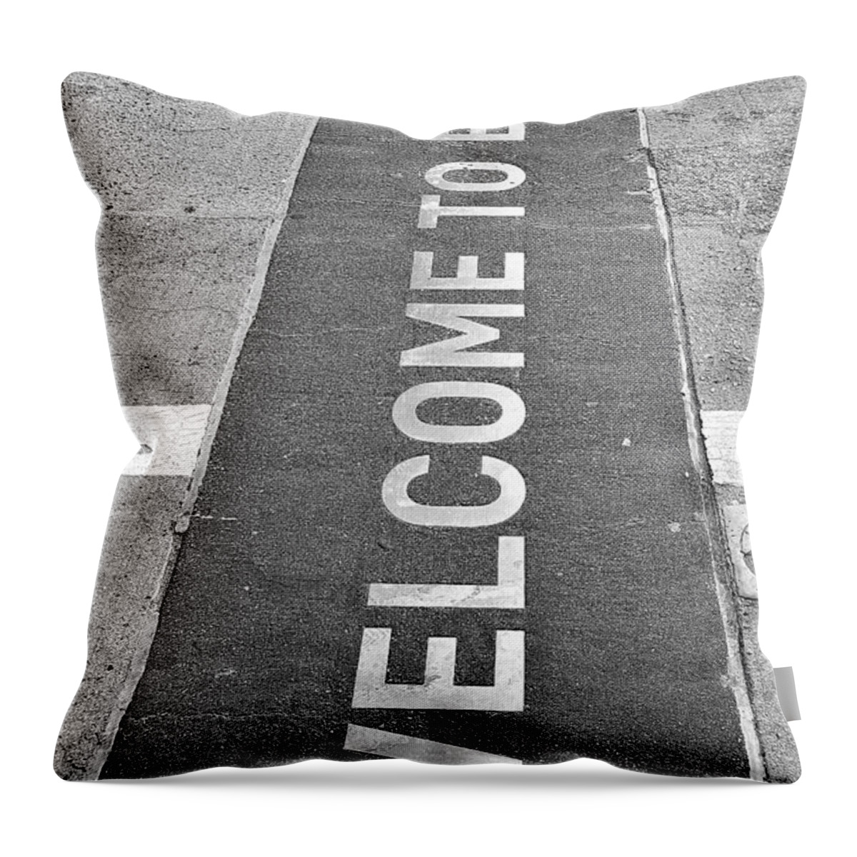 Brooklyn Bridge Throw Pillow featuring the photograph Welcome To Brooklyn by Rob Hans