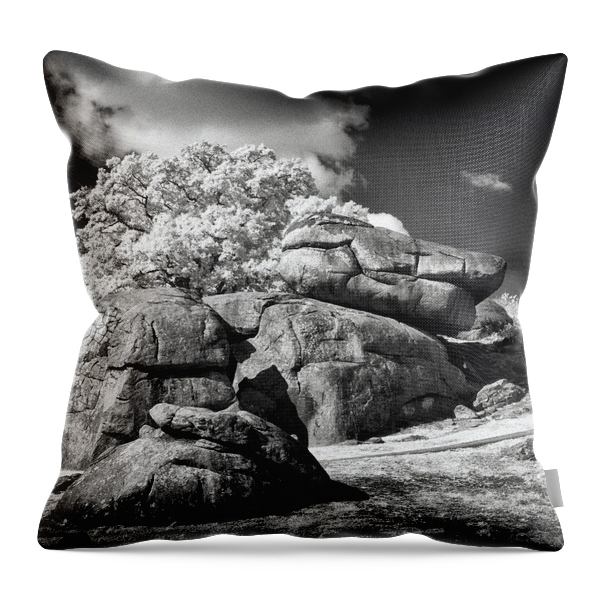 Dir-cw-0032-b Throw Pillow featuring the photograph Devils Den - Gettysburg by Paul W Faust - Impressions of Light