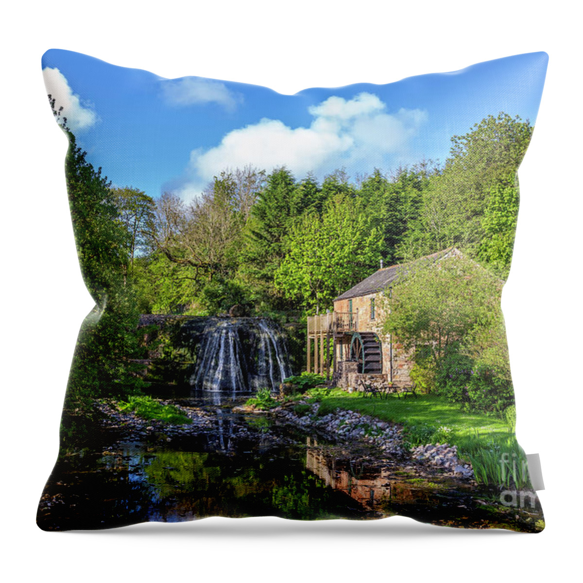 England Throw Pillow featuring the photograph Rutter Falls by Tom Holmes Photography