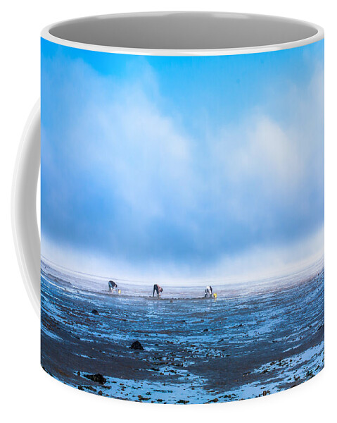 Bivalves Coffee Mug featuring the photograph Catching Blue by Edgar Laureano
