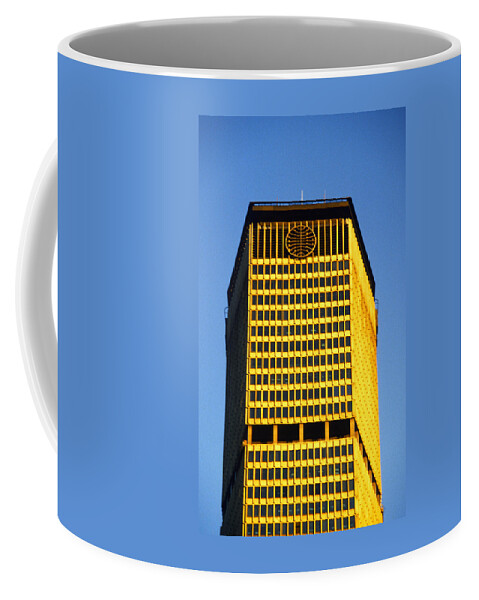 Pan Am Coffee Mug featuring the photograph Pan Am Building in 1984 by Gordon James