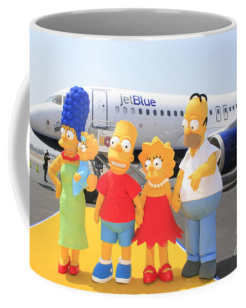 https://render.fineartamerica.com/images/rendered/default/frontright/mug/images-medium-5/the-simpsons-are-ready-to-board-their-plane-nina-prommer.jpg?&targetx=150&targety=0&imagewidth=499&imageheight=333&modelwidth=800&modelheight=333&backgroundcolor=D9EAFB&orientation=0&producttype=coffeemug-11