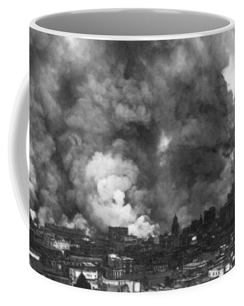 San Francisco Coffee Mug featuring the photograph 1906 San Francisco Earthquake Fire by Science Source