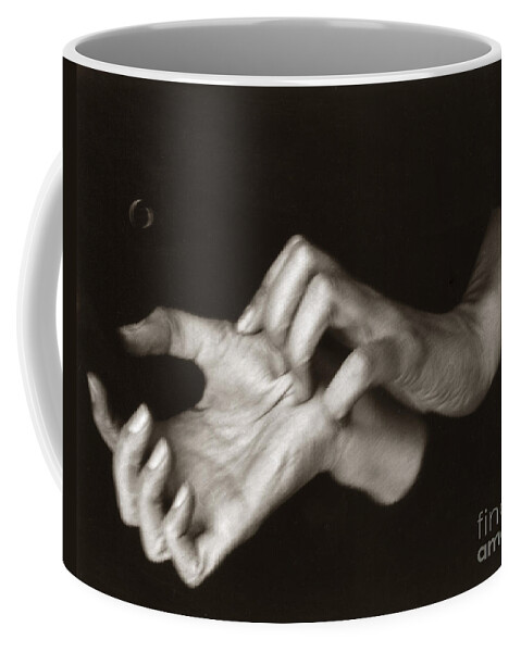 1918 Coffee Mug featuring the photograph Georgia Okeeffe (1887-1986) by Granger