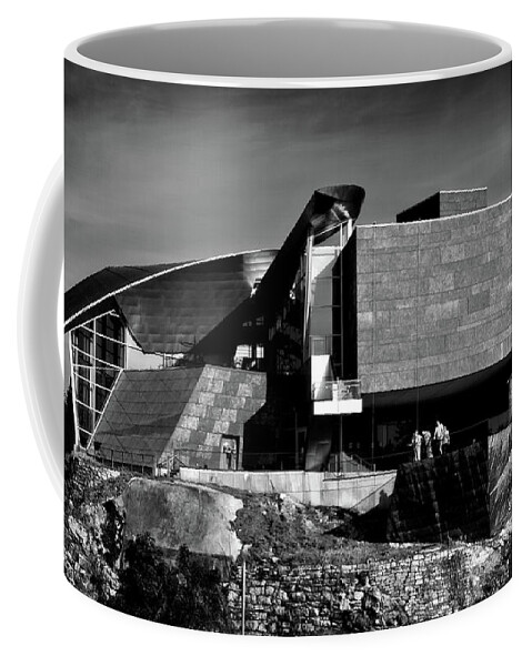 Museum Coffee Mug featuring the photograph Hunter Museum 2005 wing by George Taylor