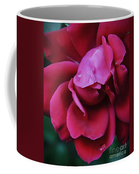 Red Coffee Mug featuring the photograph Kiss by Lilliana Mendez