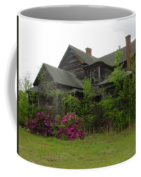 House Coffee Mug featuring the photograph Majestic Old House by Quwatha Valentine