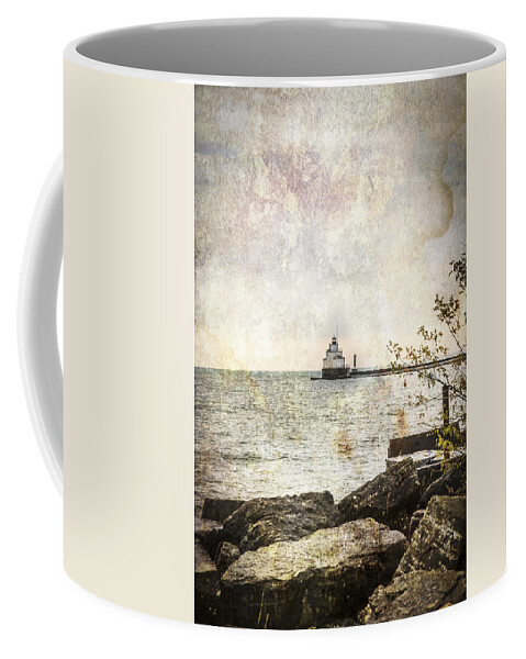 Manitowoc Breakwater Lighthouse Coffee Mug featuring the photograph Manitowoc Breakwater Lighthouse 2015-1 by Thomas Young