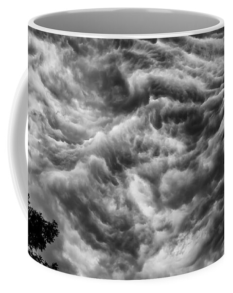 Storm Clouds Coffee Mug featuring the photograph No where to go by Charles McCleanon