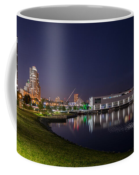 Milwaukee Coffee Mug featuring the photograph The Curve by James Meyer