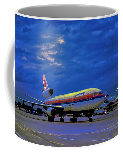 Dc10-30 Coffee Mug featuring the photograph Dc10-30 Taxi Chicago Ohare Early Morning 521010057 by Tom Jelen