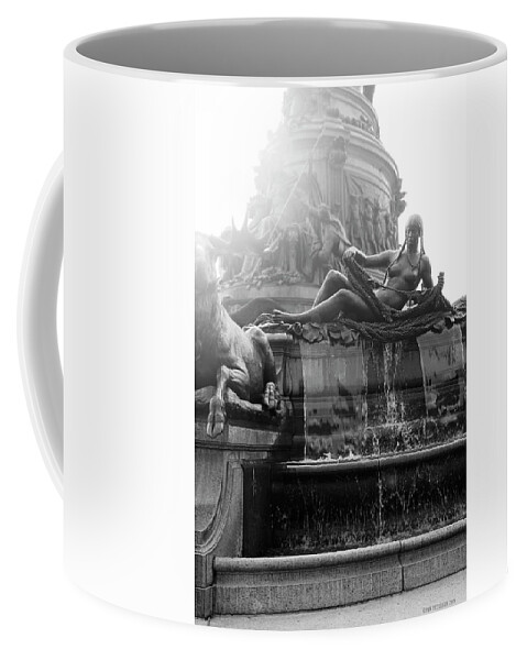 Philadelphia Coffee Mug featuring the photograph Fountain by Kynn Peterkin