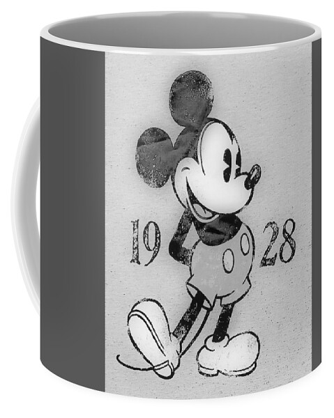 https://render.fineartamerica.com/images/rendered/default/frontright/mug/images/artworkimages/medium/2/mickey-mouse-1928-b-w-rob-hans.jpg?&targetx=265&targety=0&imagewidth=270&imageheight=333&modelwidth=800&modelheight=333&backgroundcolor=585858&orientation=0&producttype=coffeemug-11