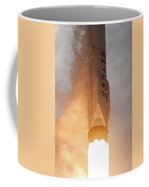 https://render.fineartamerica.com/images/rendered/default/frontright/mug/images/artworkimages/medium/2/spacex-falcon-9-launch-filip-hellman.jpg?&targetx=289&targety=0&imagewidth=222&imageheight=333&modelwidth=800&modelheight=333&backgroundcolor=EDC694&orientation=0&producttype=coffeemug-11