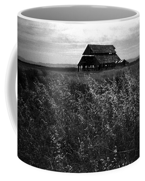 Landscape Coffee Mug featuring the photograph Barn in America #1 by WonderlustPictures By Tommaso Boddi