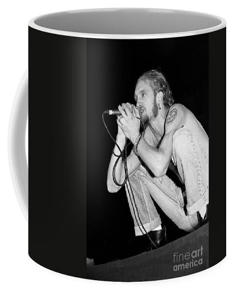 https://render.fineartamerica.com/images/rendered/default/frontright/mug/images/artworkimages/medium/3/13-layne-staley-alice-in-chains-concert-photos.jpg?&targetx=288&targety=0&imagewidth=224&imageheight=333&modelwidth=800&modelheight=333&backgroundcolor=151514&orientation=0&producttype=coffeemug-11
