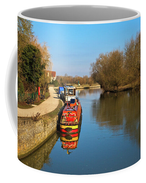 River Thames Coffee Mug featuring the photograph Boats at Iffley lock by Richard Donovan
