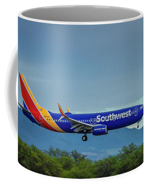 Reid Callaway Southwest Jet Images Coffee Mug featuring the photograph N8303R Southwest Airlines Boeing 737 Landing Honolulu International Airport Art by Reid Callaway