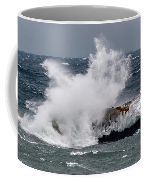 Ake Coffee Mug featuring the photograph Wave on a boulder by Paul Freidlund