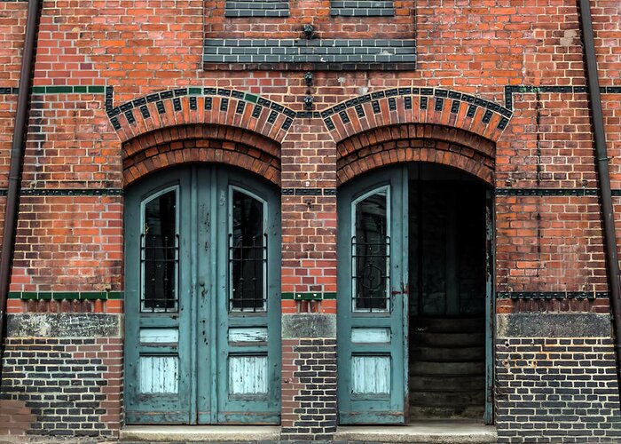 Arch Greeting Card featuring the photograph Hamburg by Tomekd76