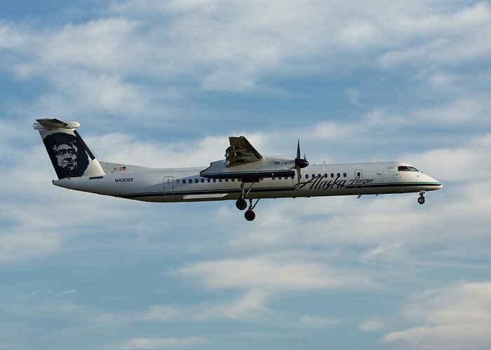 Horizon Greeting Card featuring the photograph Horizon Airlines Q-400 Approach by John Daly
