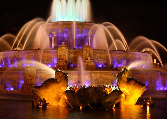 Buckingham Fountain Greeting Card featuring the photograph Buckingham Fountain at Night by Laura Kinker