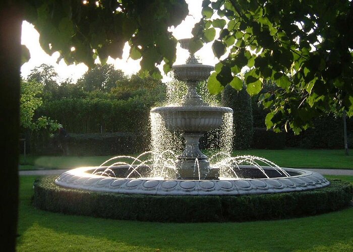 Regents Park Greeting Card featuring the photograph Regents Park Fountain by Annette Hadley