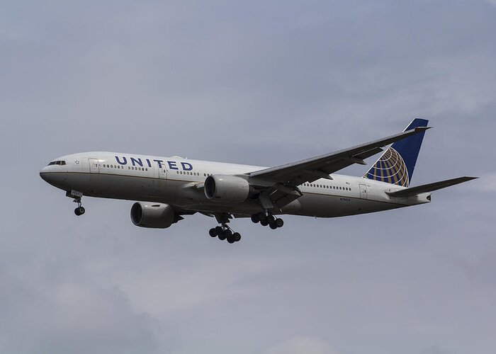 Boeing 777-222 Greeting Card featuring the photograph United airlines Boeing 777 by David Pyatt