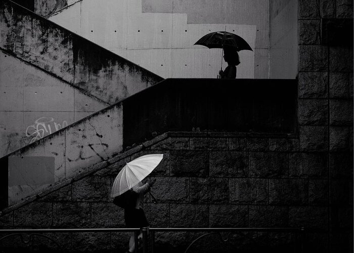 Street Greeting Card featuring the photograph A Black Umbrella And A White Umbrella by Yasuhiro Takachi