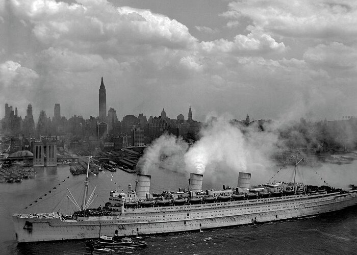 Old Manhattan Greeting Card featuring the photograph Queen Mary entering New York Harbor, 1945 by Doc Braham