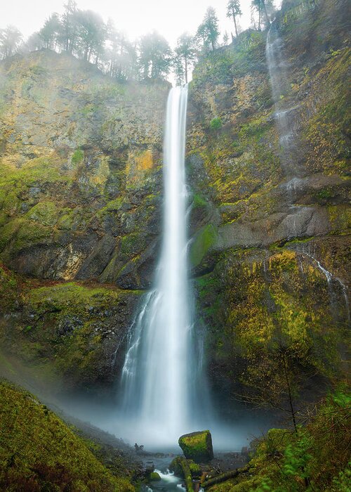 Waterfall Greeting Card featuring the photograph Spectacular Multnomah Falls by Gary Kochel