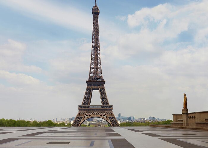 Eiffel Tower Greeting Card featuring the photograph The Eiffel Tower by Lwa