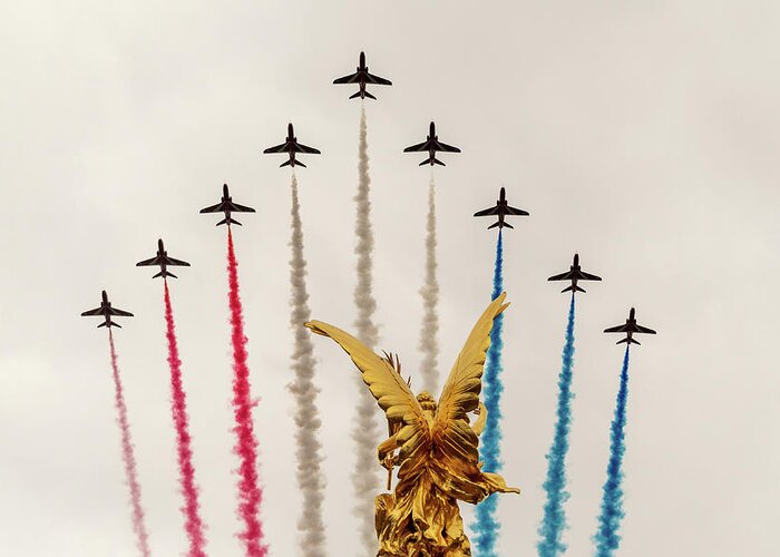 Raf Greeting Card featuring the photograph Red Arrows over Victoria Memorial by Andrew Lalchan