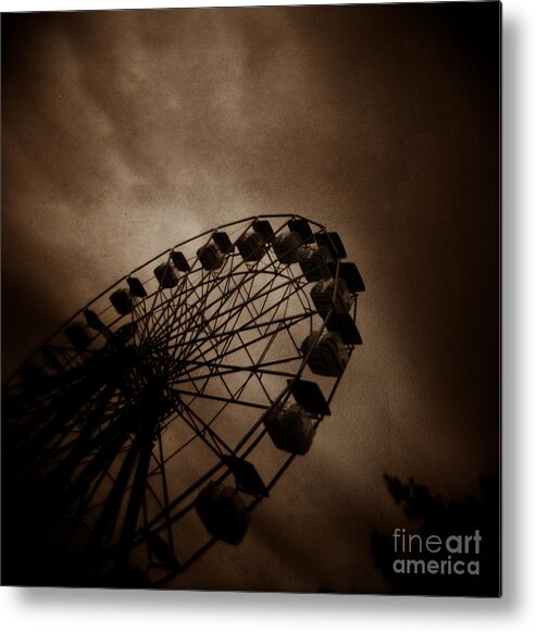 Something Wicked This Way Comes Metal Print featuring the photograph Something Wicked by T Lowry Wilson