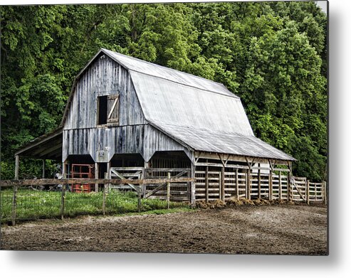 Barn Metal Print featuring the photograph Clubhouse Road Barn by Cricket Hackmann