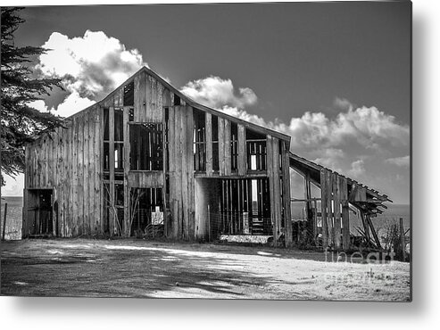 Barn Metal Print featuring the photograph Ocean View Barn by Amy Fearn